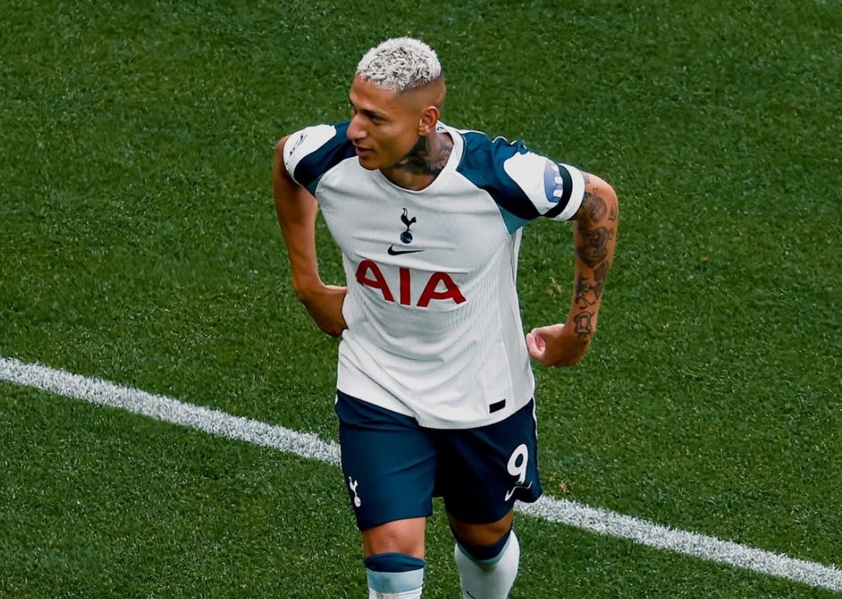 ریچارلیسون مهاجم برزیلی در زمین - تاتنهام