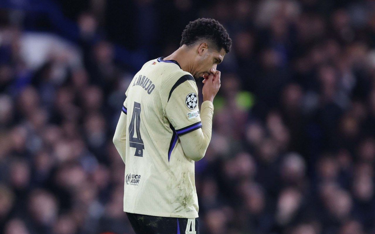 رونالد آرائوخو مدافع اروگوئه‌ای در زمین - بارسلونا