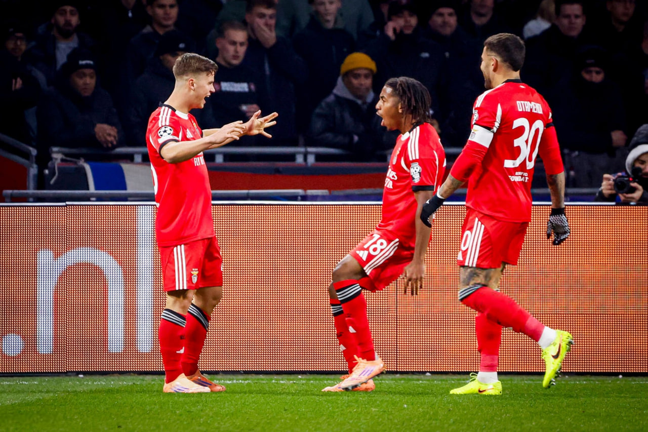 بازیکنان بنفیکا در حال شادی گل - بنفیکا