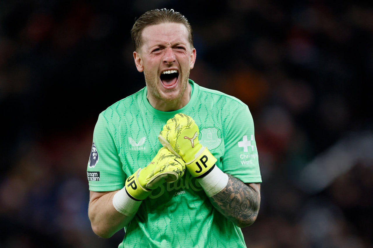 گلر انگلیسی اورتون در جریان شادی برابر منچستریونایتد