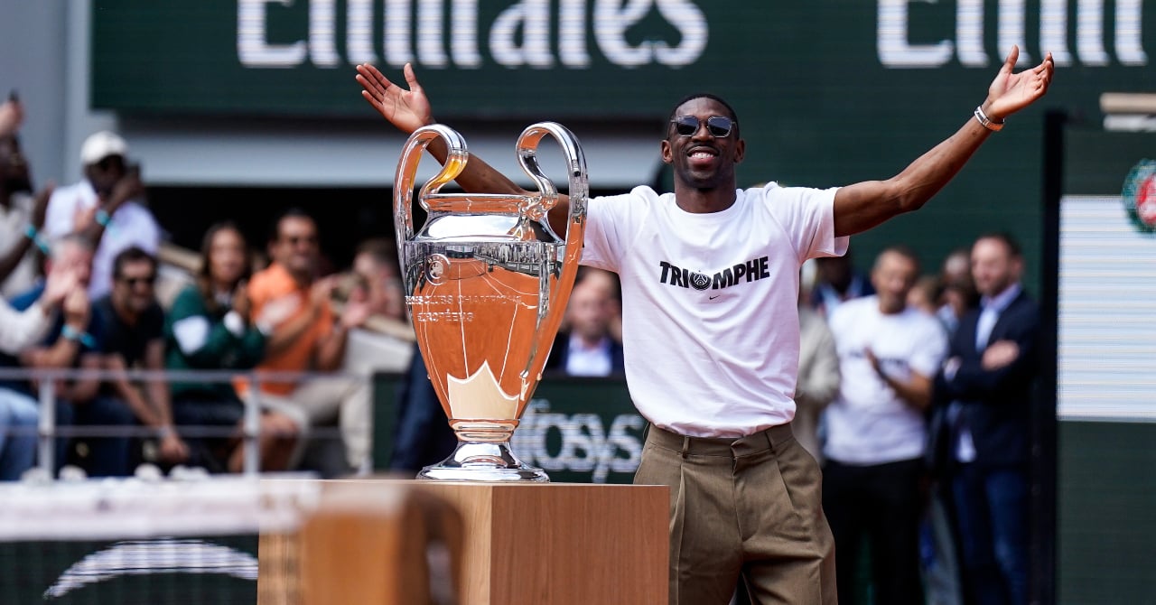 عثمان دمبله در جشن قهرمانی پاری سن ژرمن در لیگ قهرمانان اروپا 