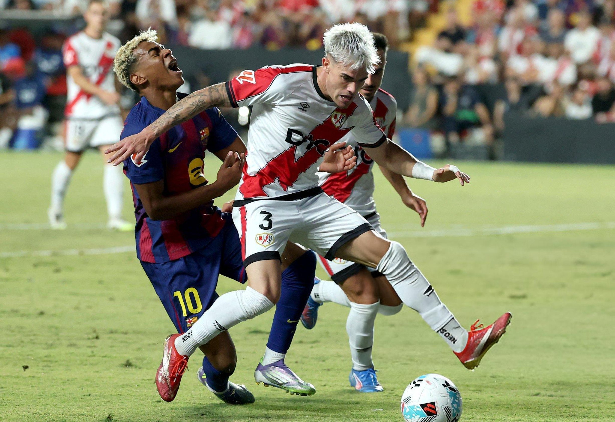 صحنه جنجالی خطای پنالتی به سود لامین یامال در بازی بارسلونا و رایو وایکانو 