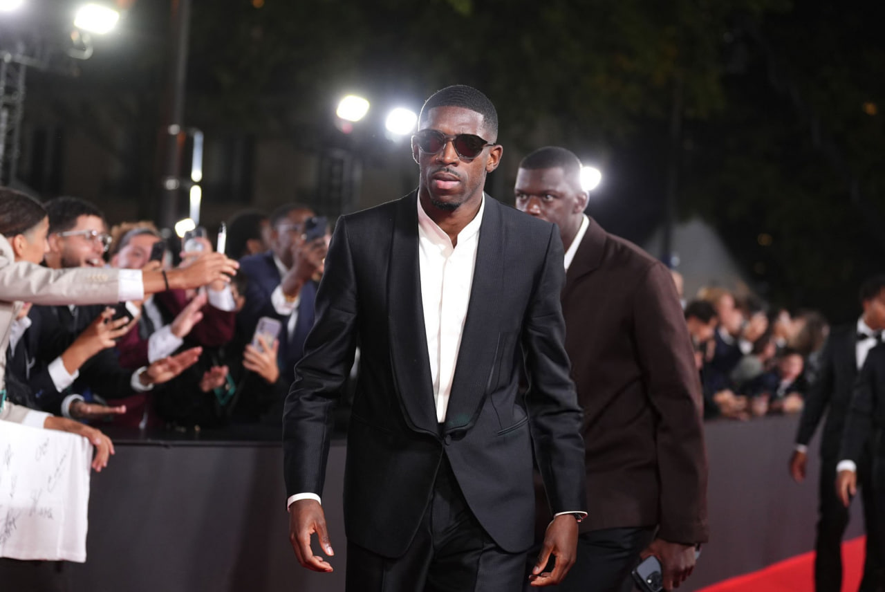 عثمان دمبله با عینک آفتابی در مراسم توپ طلا 2025