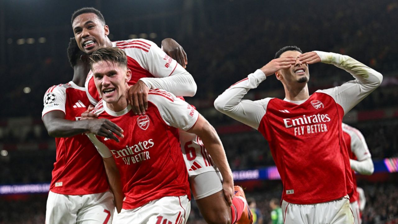 خوشحالی ویکتور یوکرس و بازیکنان آرسنال پس از گلزنی مقابل اتلتیکو مادرید 