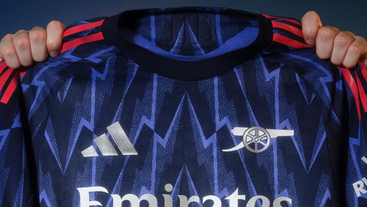 لباس دوم آرسنال در فصل ۲۶-۲۰۲۵