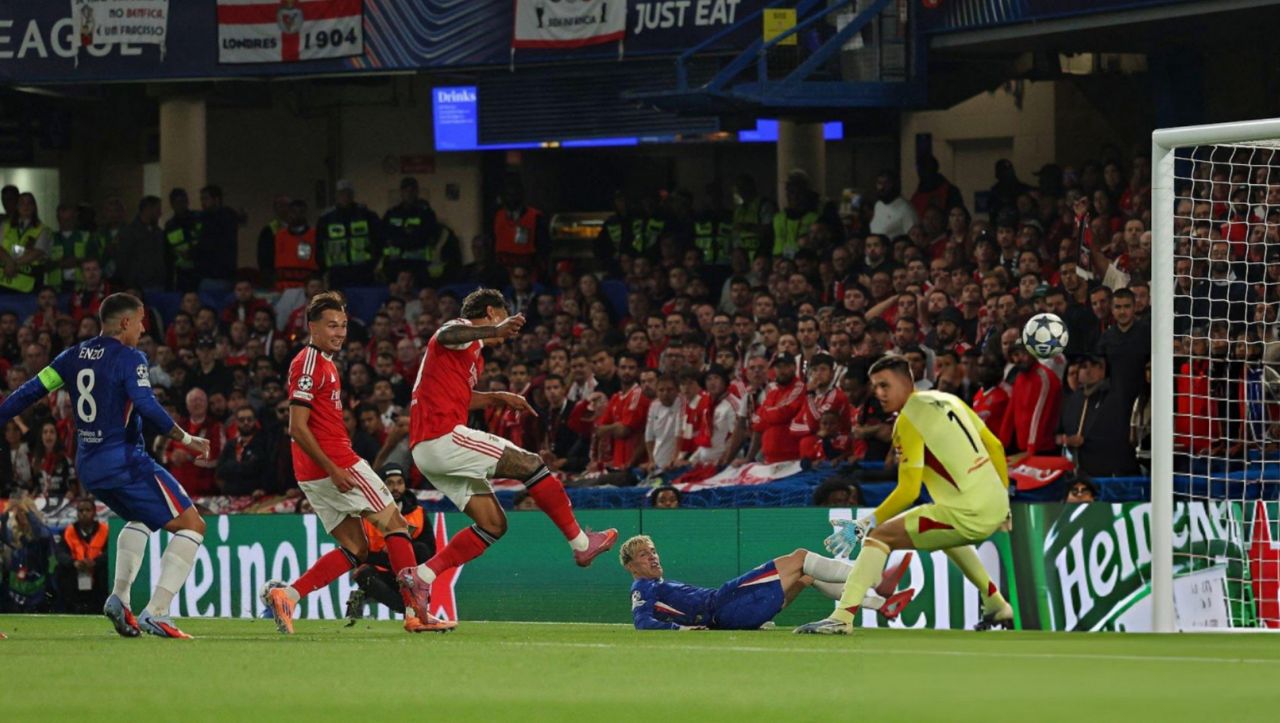 ریچارد ریوس، مدافع بنفیکا در هنگام  زدن گل به خودی