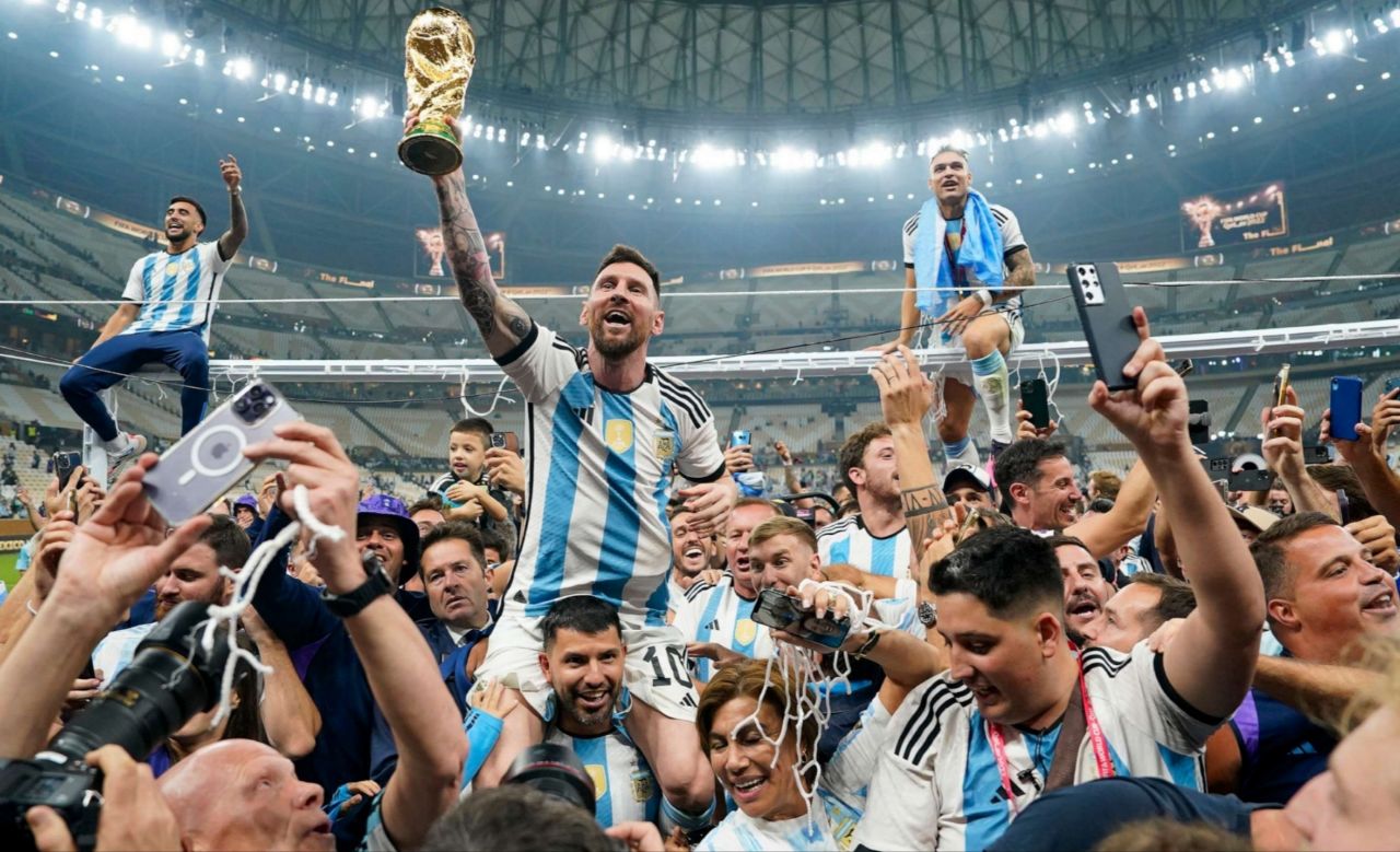 خوشحالی لیونل مسی با کاپ جام جهانی 
