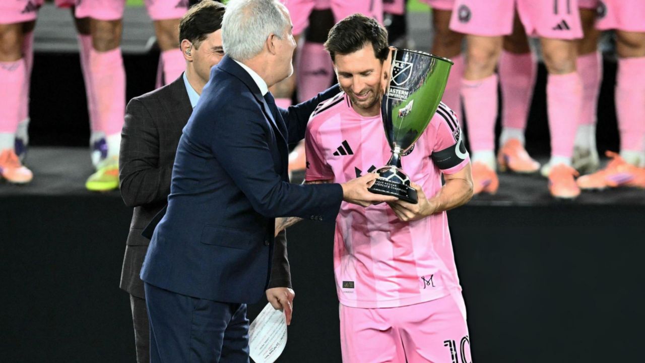 دریافت جام کنفرانس شرق توسط لیونل مسی 