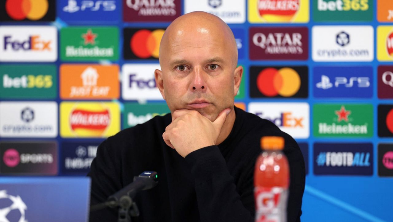 آرنه اشلوت، سرمربی لیورپول در کنفرانس مطبوعاتی 