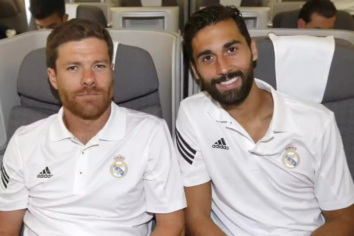 آلوارو آربلوا در کنار ژابی آلونسو 