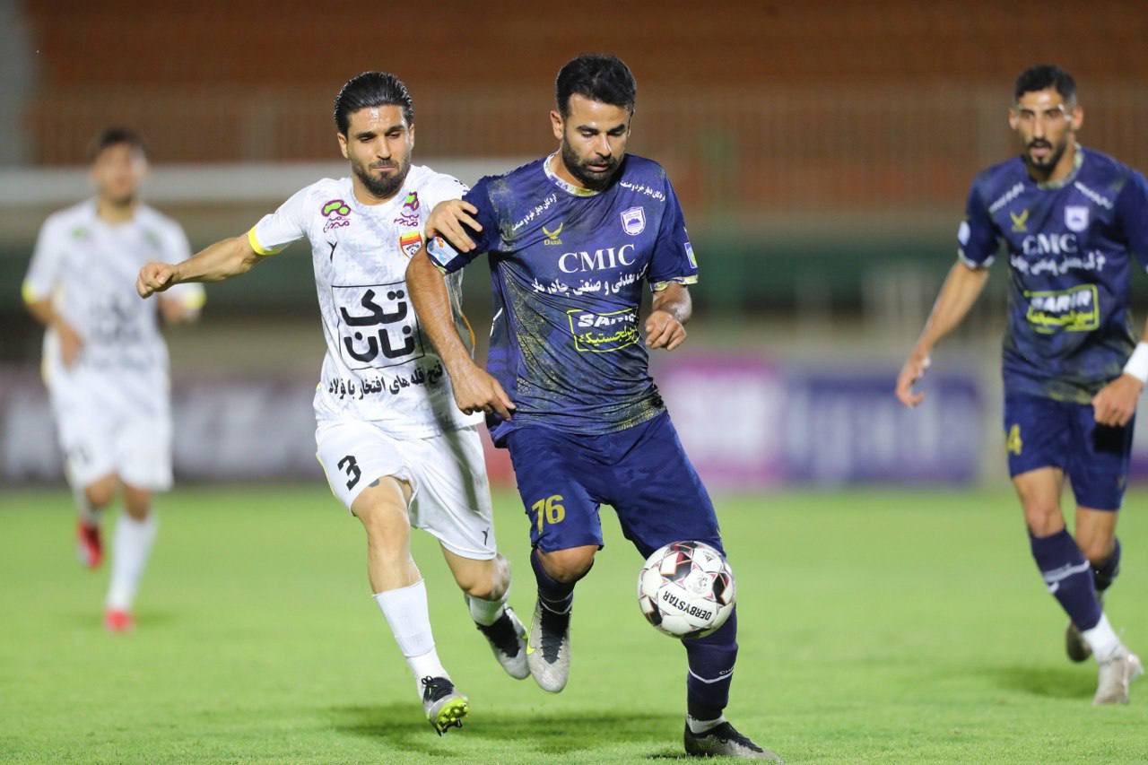 رضا دهقان بازیکن چادرملو اردکان-  ساسان انصاری بازیکن فولاد خوزستان - بازیکنان چادرملو و فولاد - هفته اول لیگ برتر