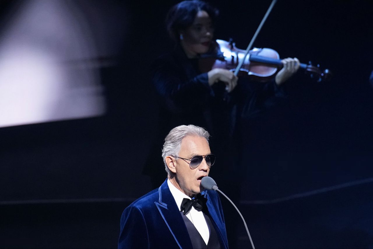 آندره آ بوچلی - خواننده ایتالیایی - قرعه کشی جام جهانی ۲۰۲۶