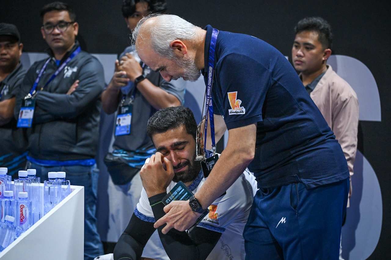 اشک‌های تلخ امیرحسین اسفندیار