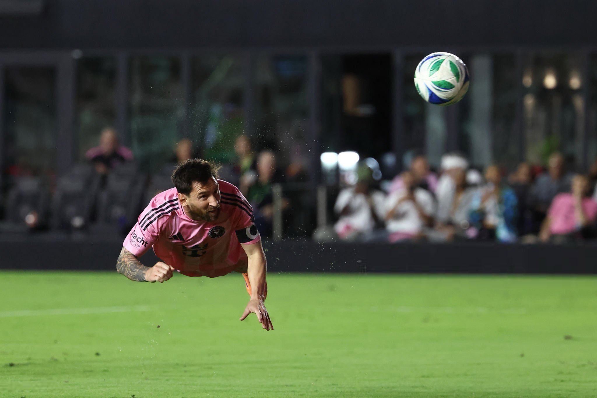 ضربه سر لیونل مسی شیرجه ای