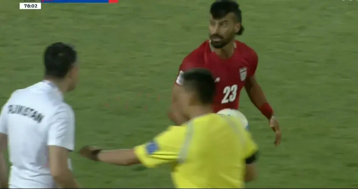 عکس از چشم غره رامین رضاییان به مربی تیم ملی تاجیکستان