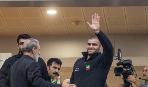 عکس از امین میرزازاده در فرودگاه امام