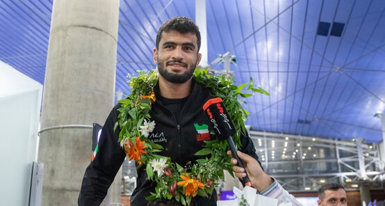 عکس از علیرضا مهمدی در فرودگاه امام