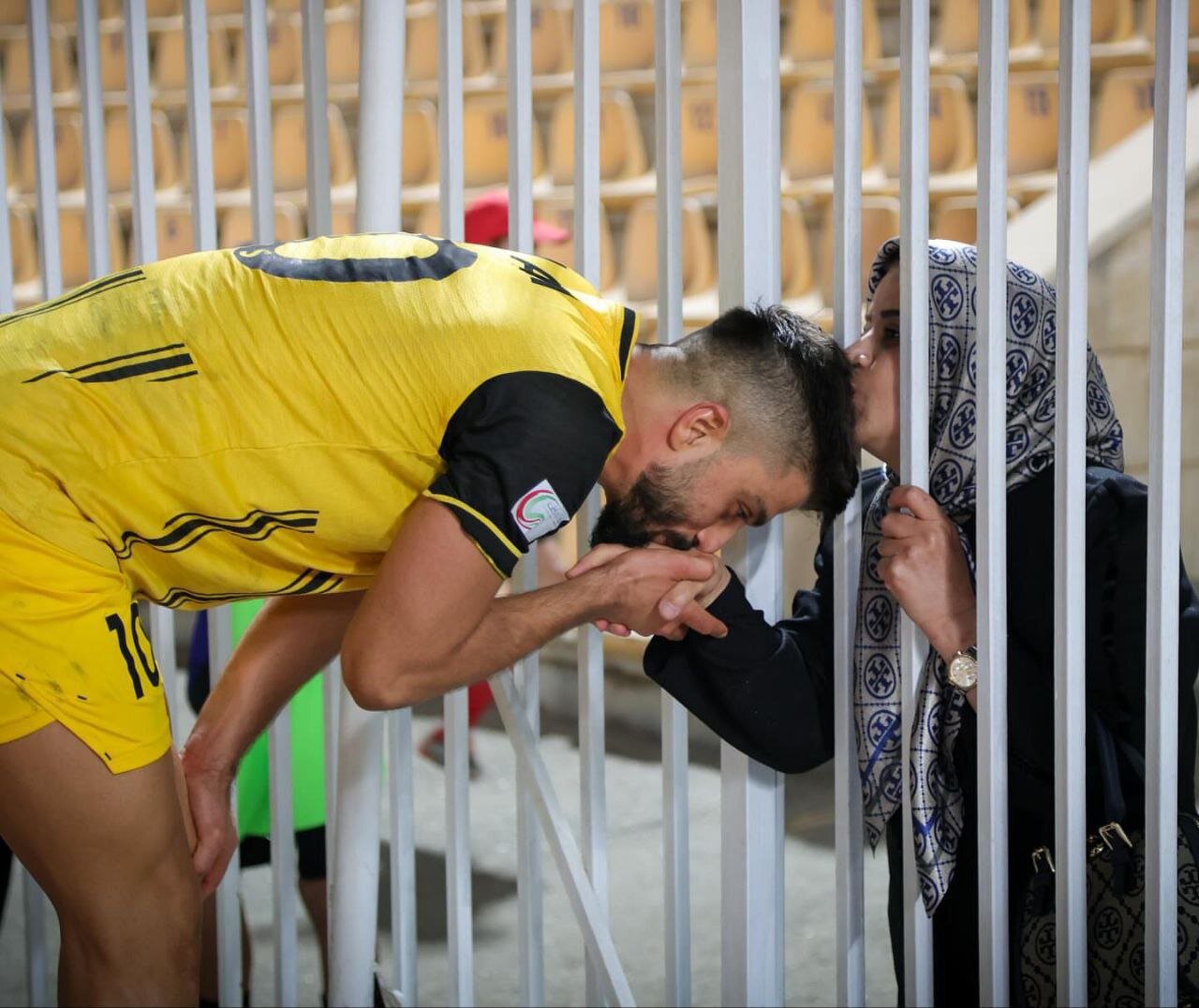 عکس از بوسه فردین نجفی بازیکن فجر بر دستان مادر