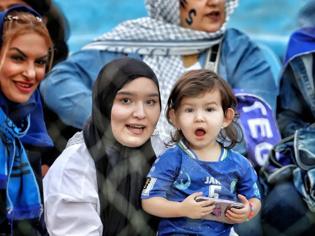 عکس از همسر و فرزند رستم آشورماتوف در ورزشگاه شهر قدس