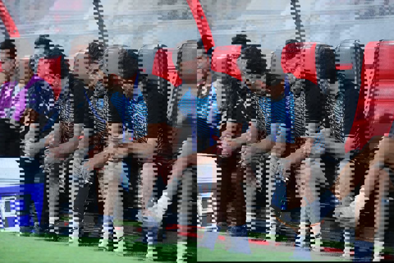 عکس از وریا غفوری روی نیمکت استقلال برای بازی مقابل الوصل