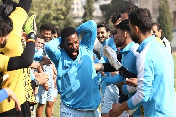 عکس از داکنز نازون در تمرینات استقلال