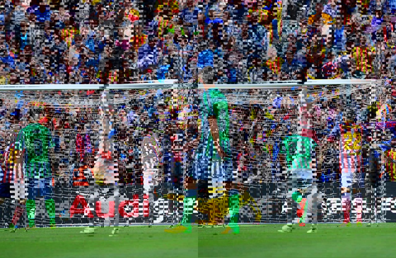 عکس از مهار پنالتی لیونل مسی توسط آدان