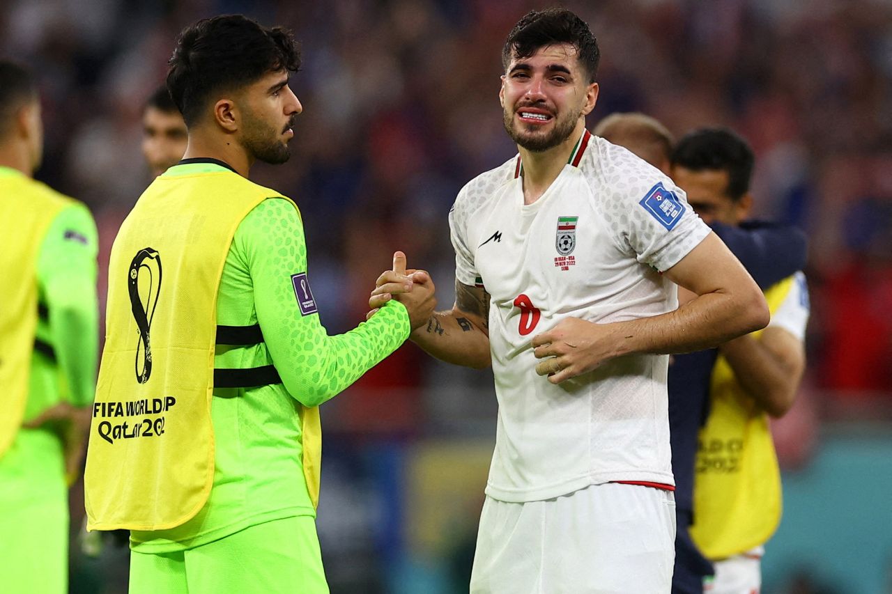 عکس از گریه‌های سعید عزت‌اللهی پس از شکست ایران مقابل‌ آمريکا در جام جهانی 