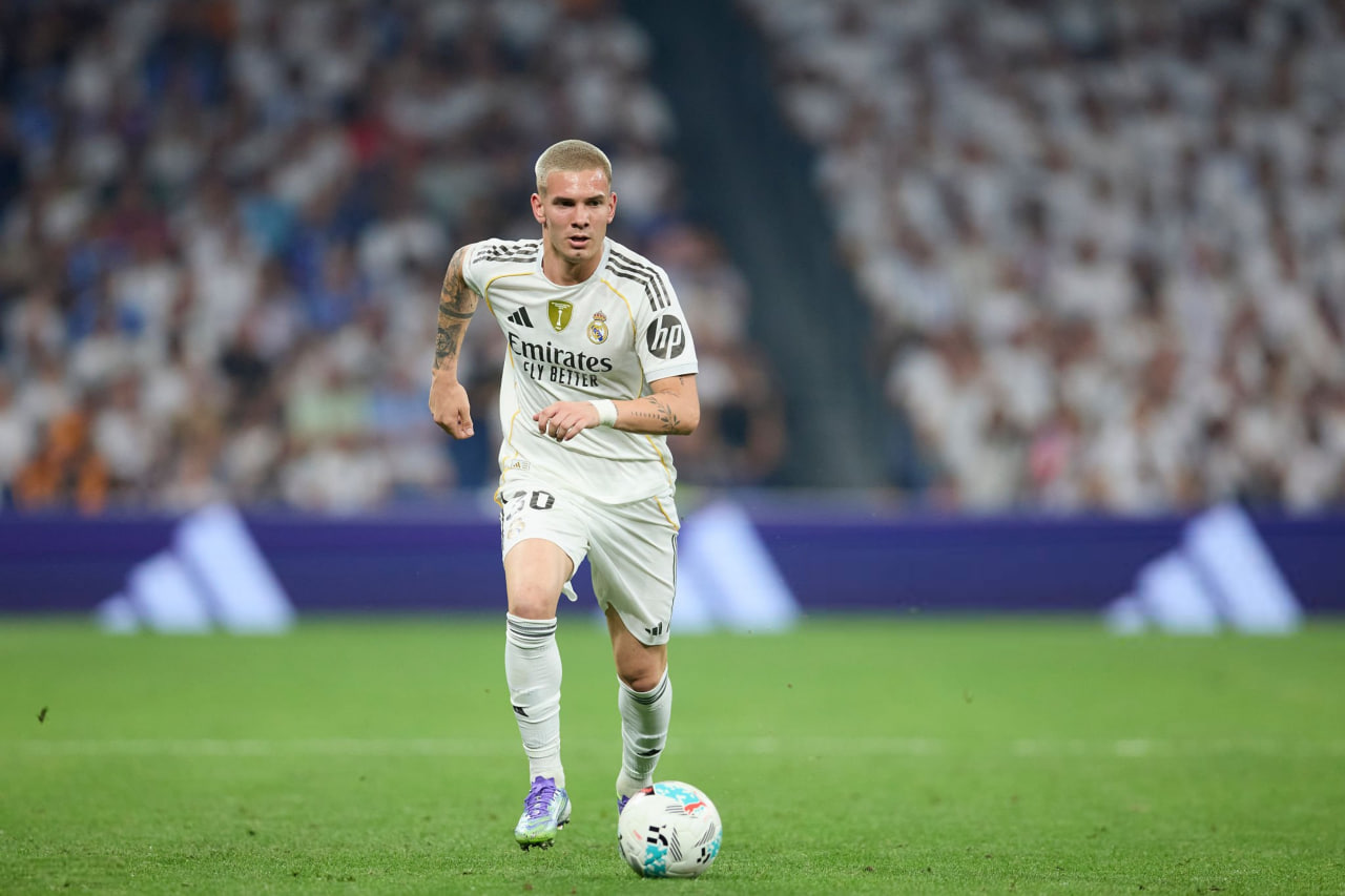 فرانکو ماستانتونو مهاجم آرژانتینی در زمین - رئال مادرید