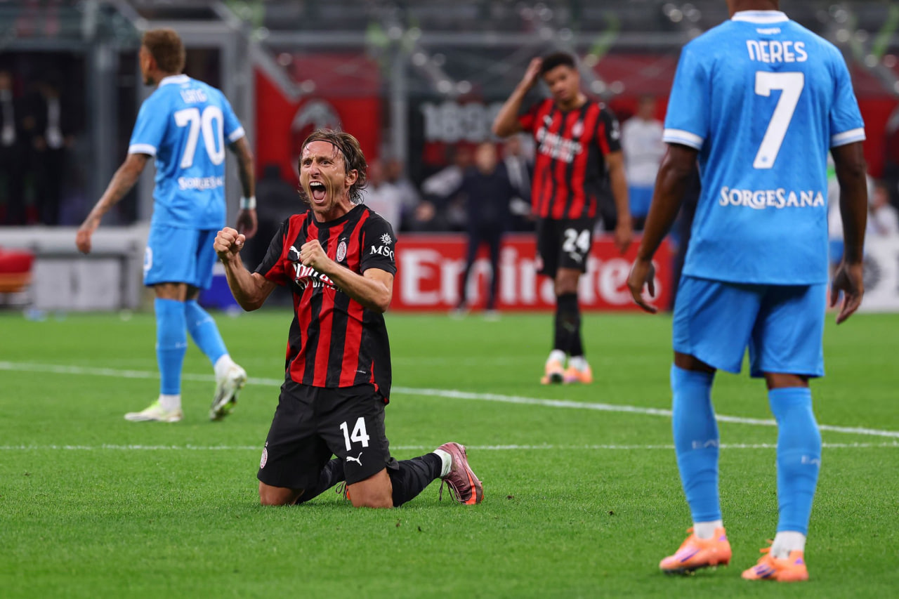 لوکا مودریچ هافبک کروات در زمین - میلان