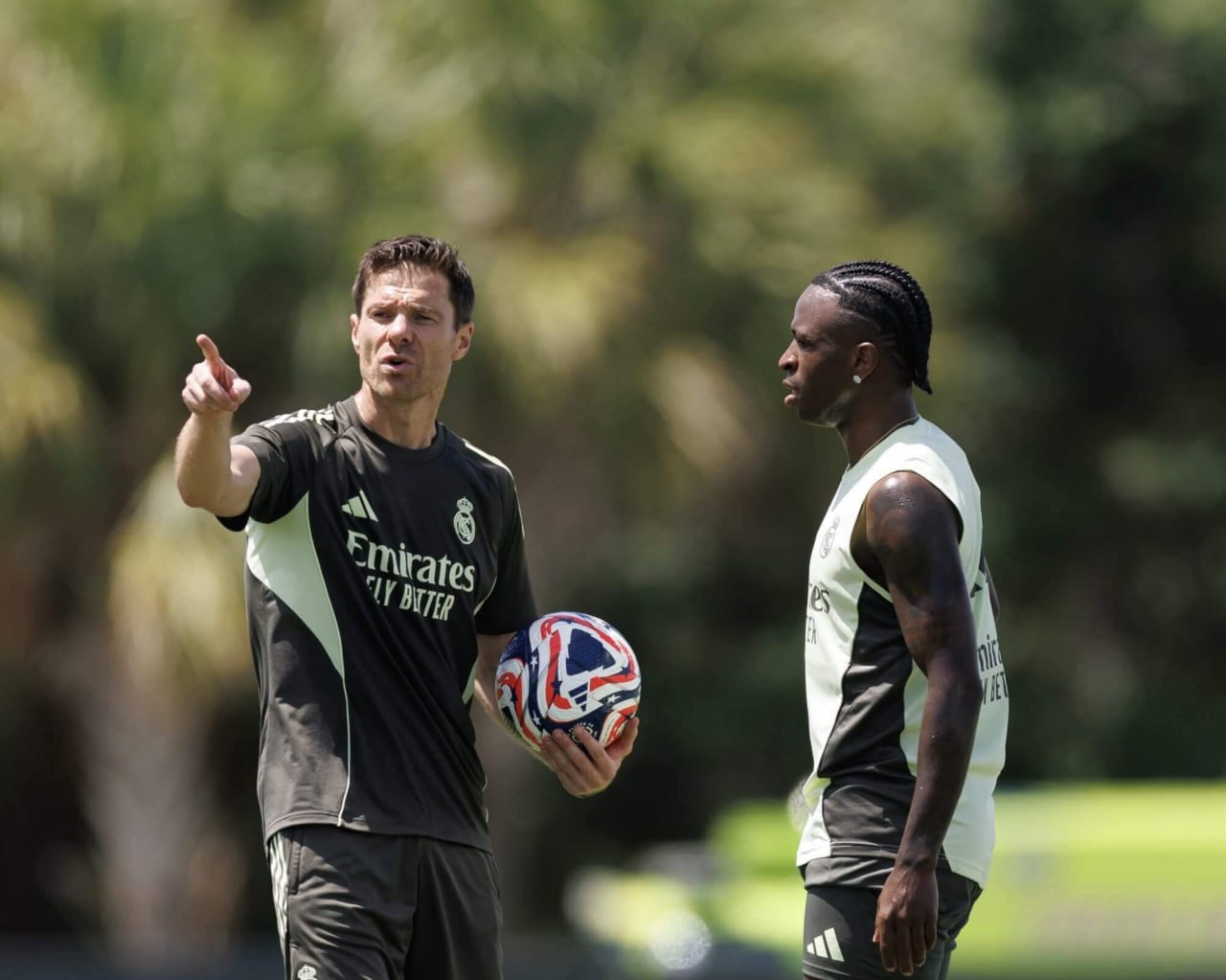 وینیسیوس جونیور و ژابی آلونسو در تمرینات رئال مادرید 