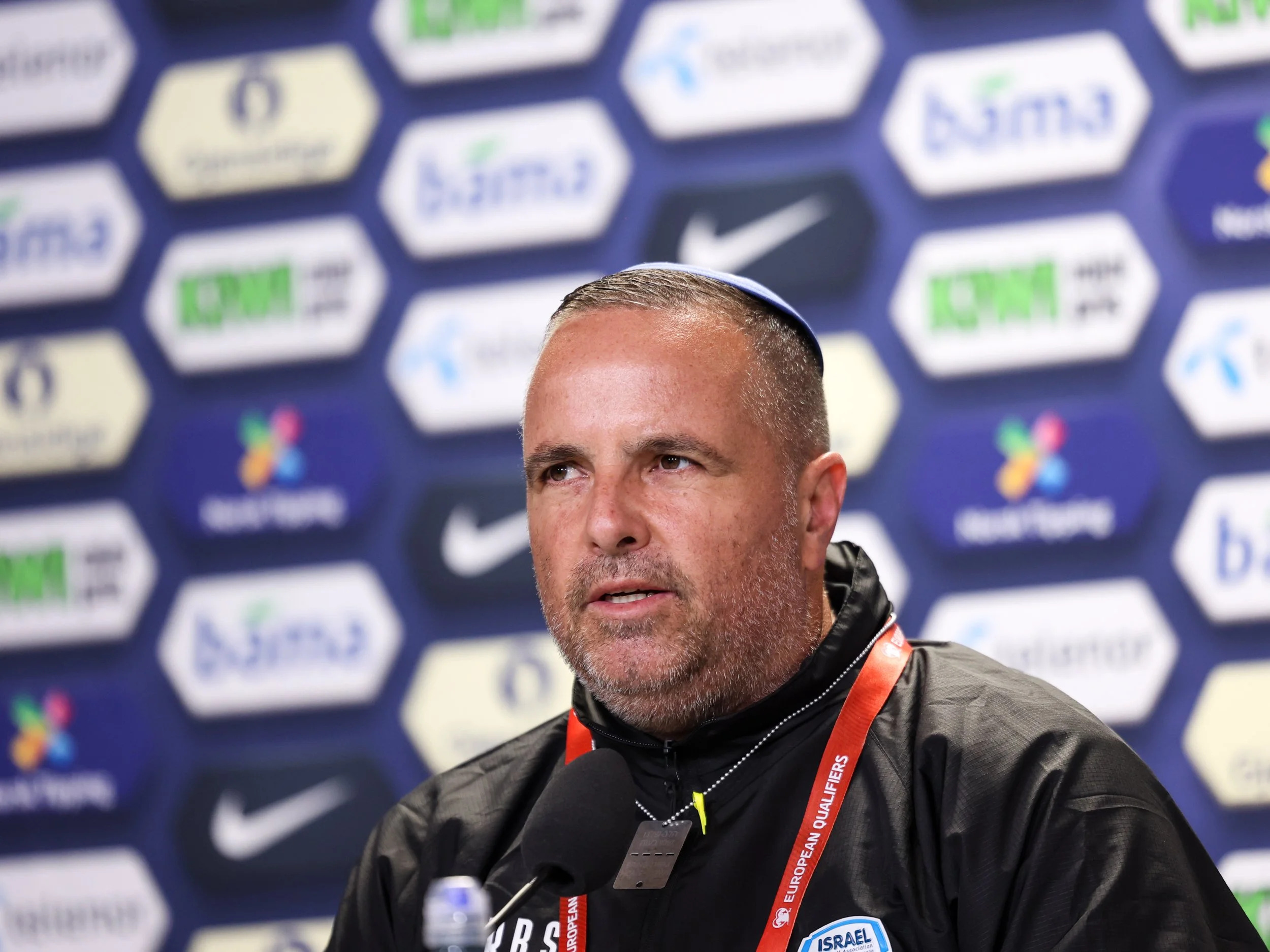 وضعیت عجیب سرمربی اسرائیل در نشست خبری بازی با نروژ