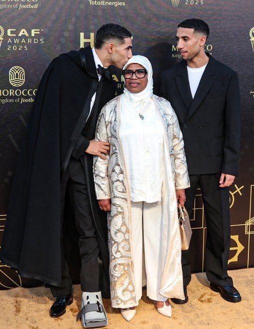 اشرف حکیمی پس از دریافت جایزه مادرش را بوس کرد