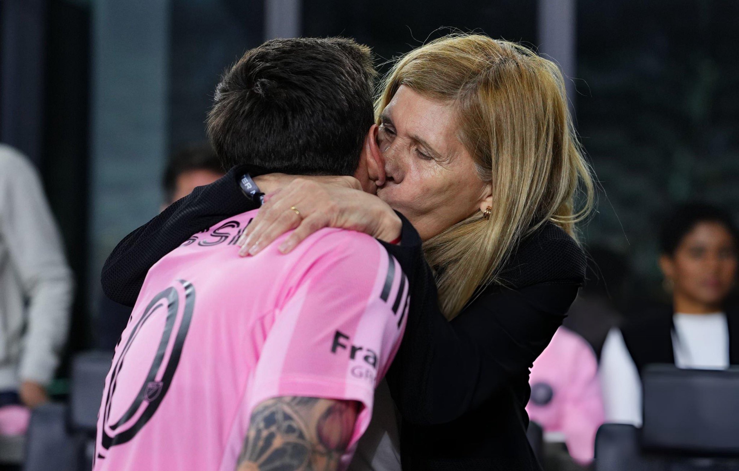 بوسه مادر لیونل مسی بر گونه‌ی او