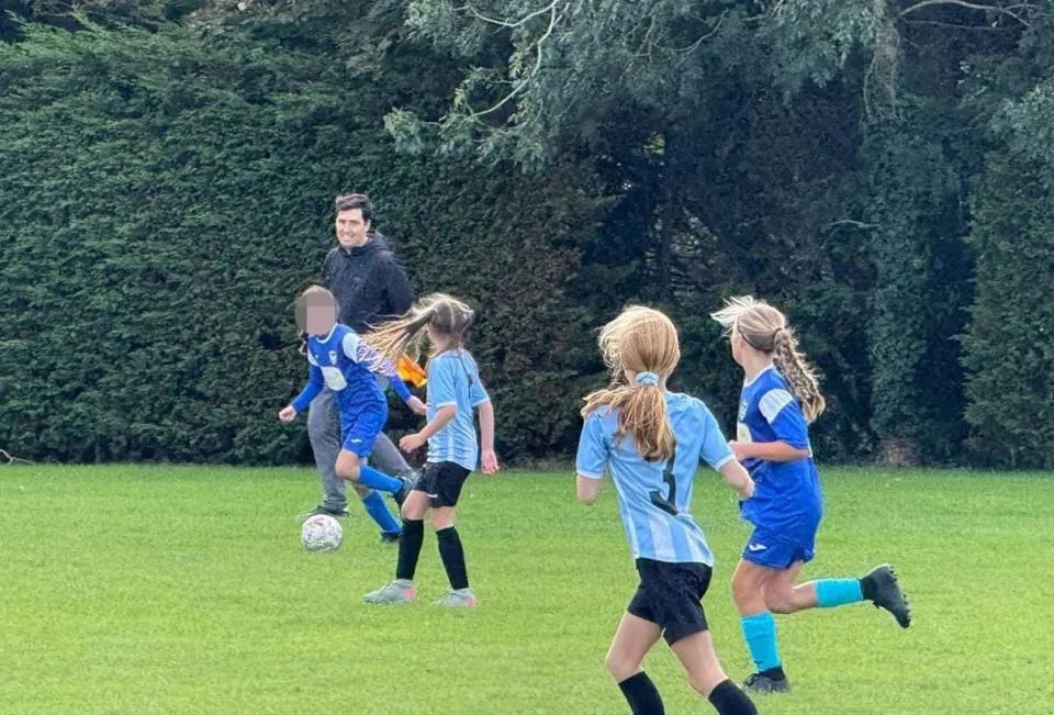 تصویری از ایرائولا هنگام قضاوت فوتبال دختران 