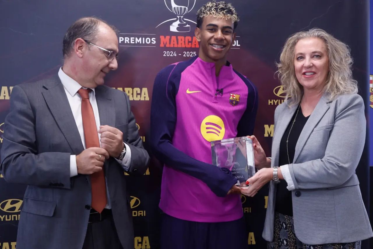 تندیس دی استفانو در دستان لامین یامال 