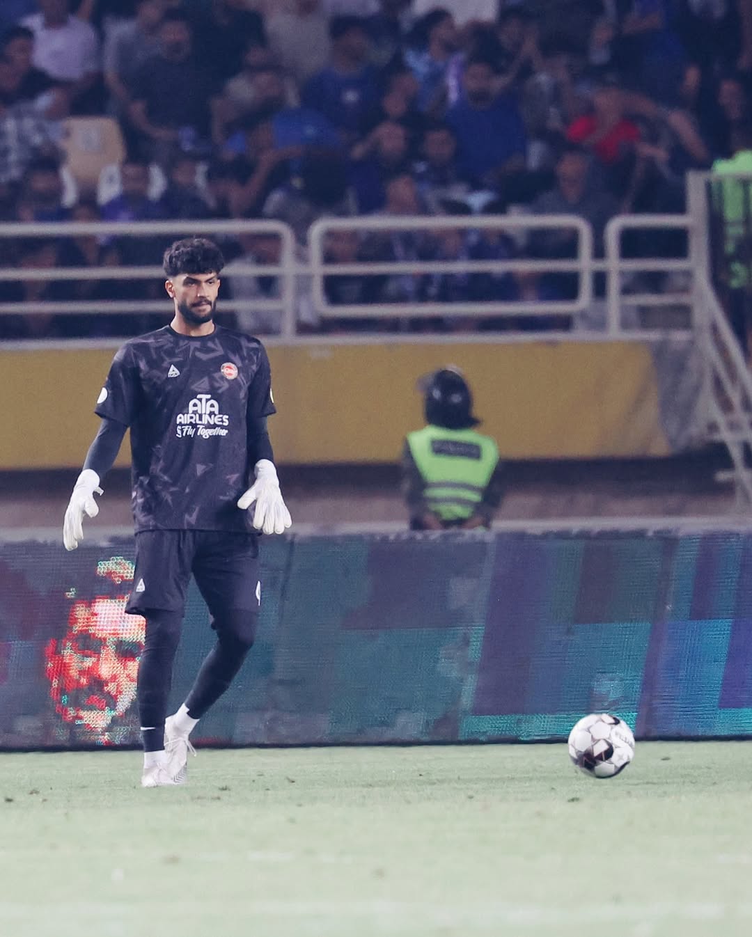 ادیب زارعی دروازه بان تراکتور در قابی از بازی استقلال و تراکتور