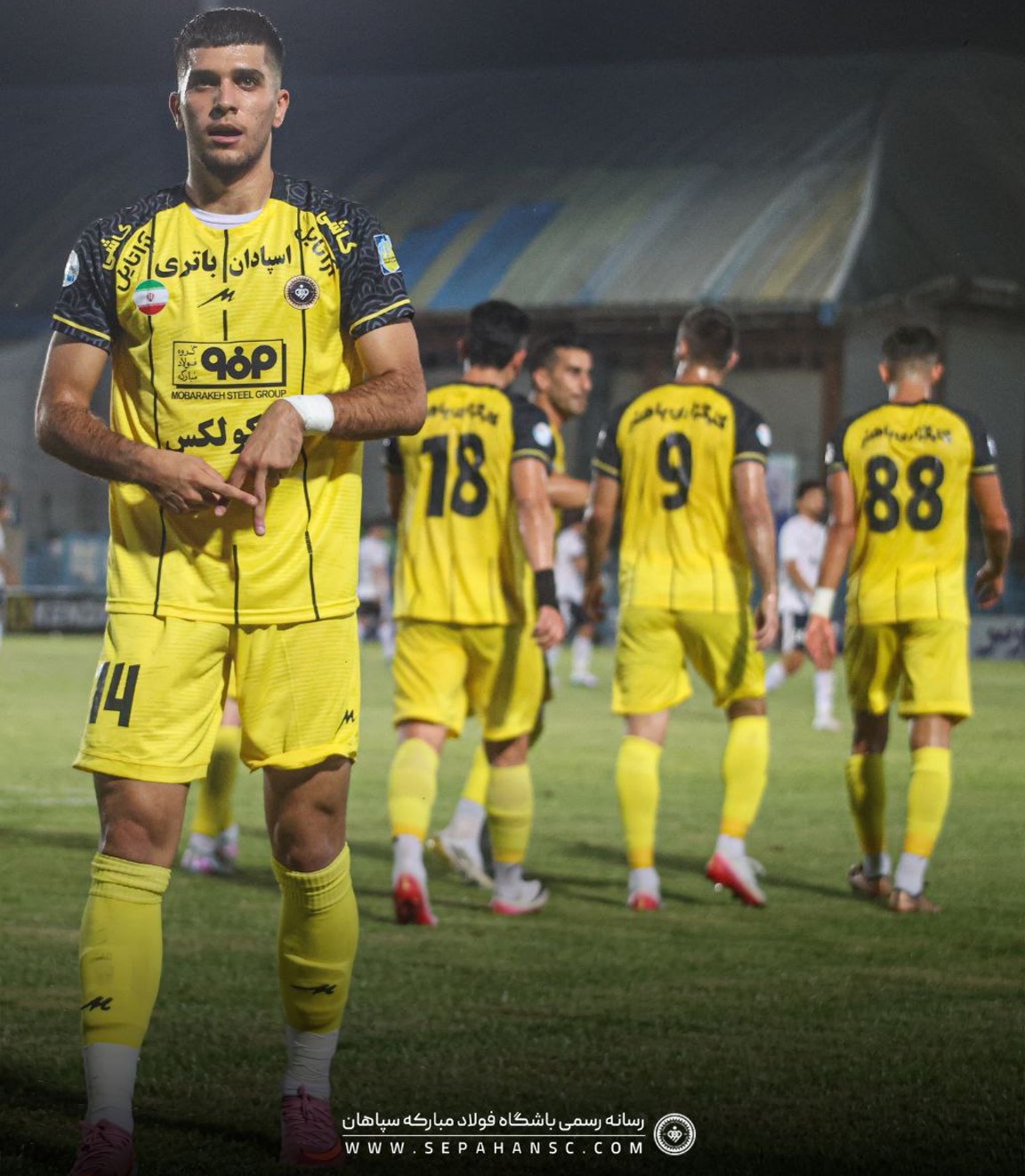 آریا یوسفی مدافع گلزن سپاهان در حال شادی گل - احسان حاج صفی، آرش رضاوند، کاوه رضایی  ومیلاد زکی پور دیگران بازیکنان در قاب